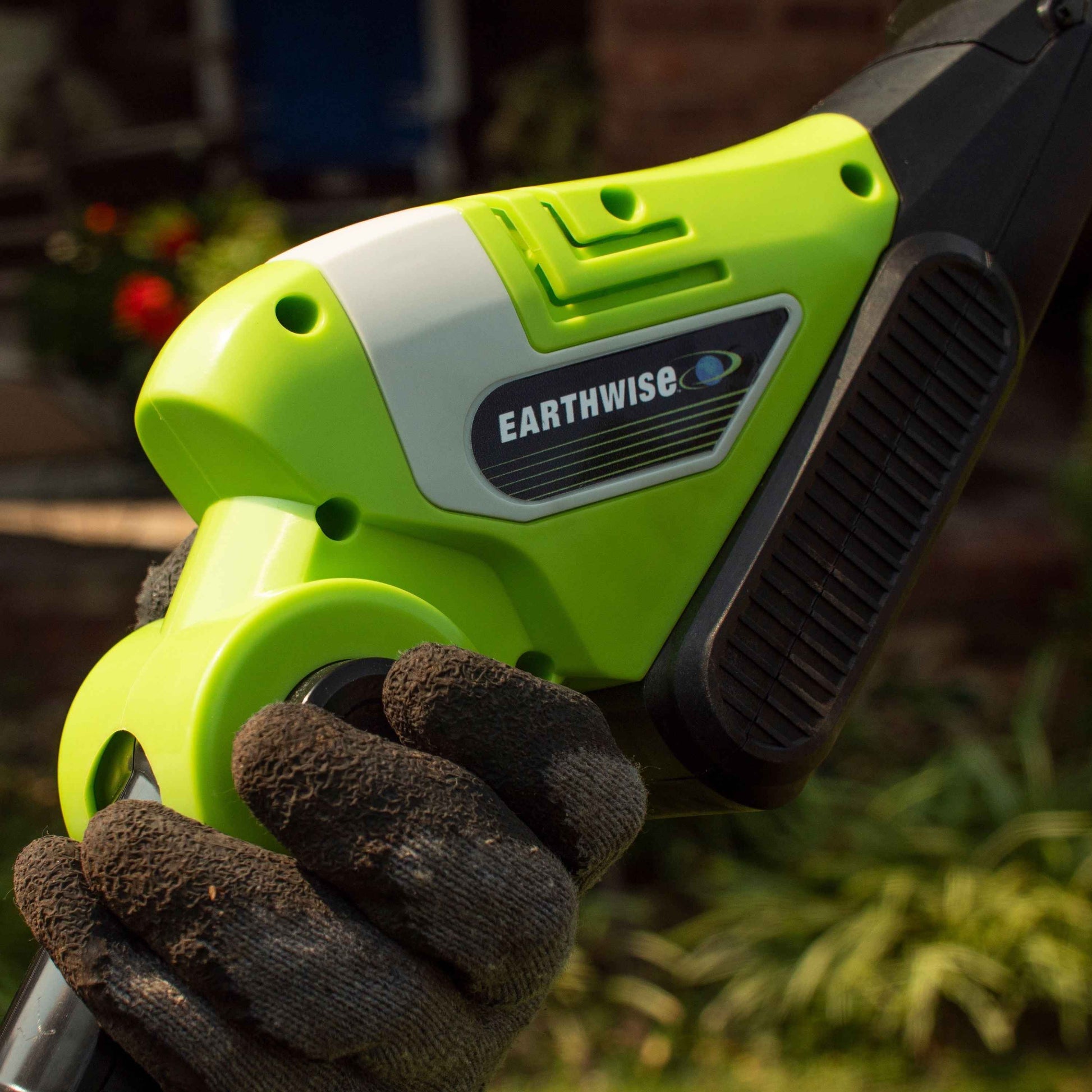 Earthwise LPHT12022 20" Cordless Electric 20 Volt Pole Hedge Trimmer (2Ah Battery and Charger Include)