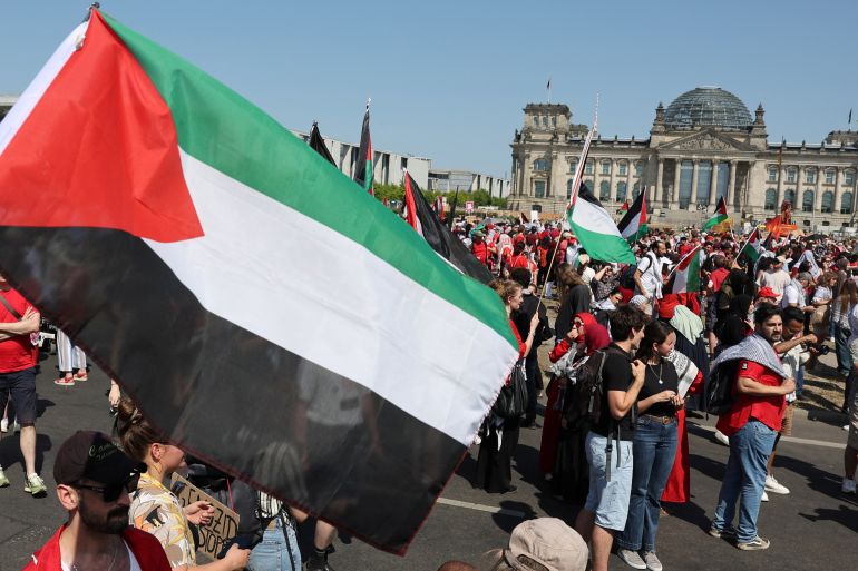 Demonstrators protest the conditions in Gaza and the imposition of sanctions against Israel and arms shipments in front of the Reichstag building, seat of the Bundestag, the lower house of parliament, in Berlin, Germany, June 21, 2025. REUTERS/Fabrizio Bensch