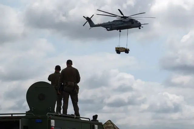 Helicopter carrier vehicle