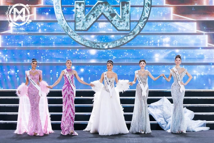 International fans congratulated Bao Ngoc for making it to the top six of the Miss World pageant.