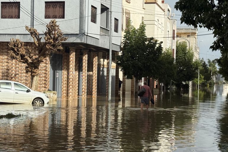 Abdul Ghani Balaut - Al-Qasr Al-Kabir - A Citizen Goes with Supplies for an Abandoned Family