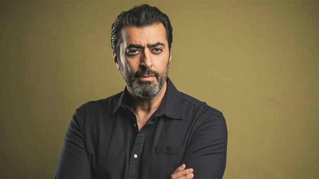 An Arab artist cries and apologizes to his mother on air.. What is the reason?