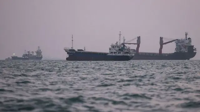 Iran, US exchange attacks on oil tankers near Strait of Hormuz and Kharg Island – BBC News Arabic
