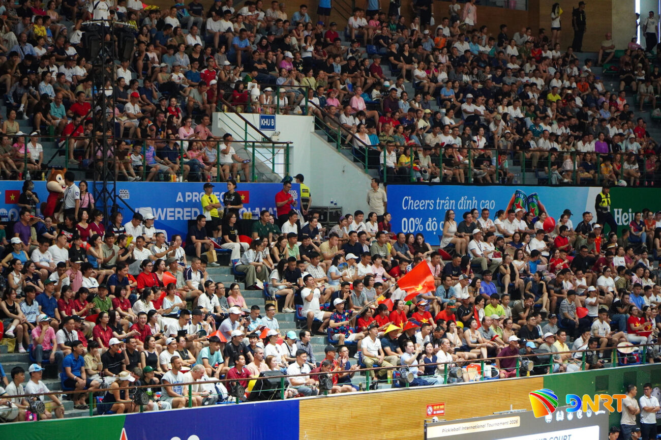 A large crowd gathered to cheer the final matches on September 6. Photo: Vinh Anh - Bao Lam